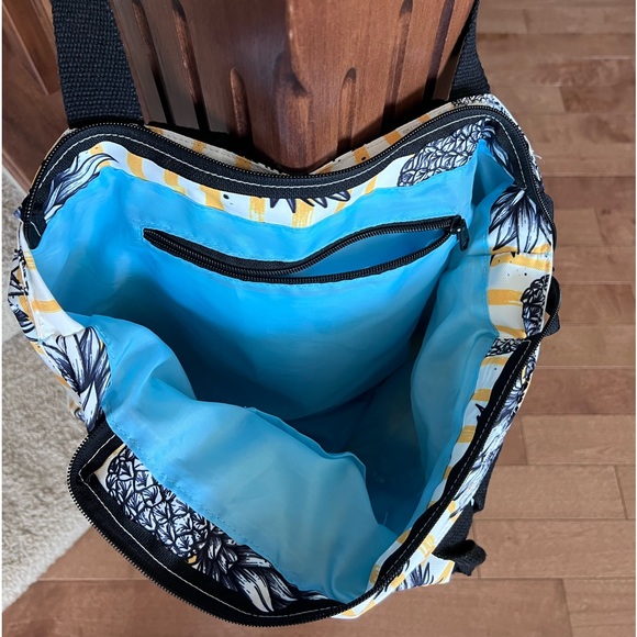 Water resistant beach bag/tote with Zipper. - Picture 12 of 12